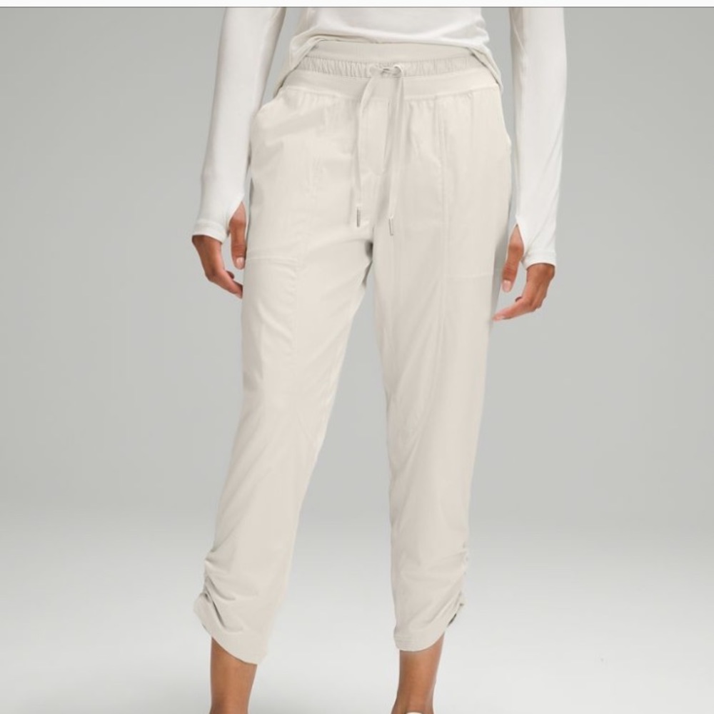 Lululemon Cropped, Lined, Studio pant
